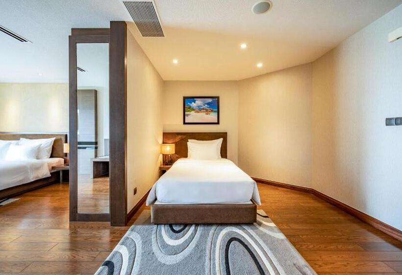 اتاق خانوادگی, The Malibu