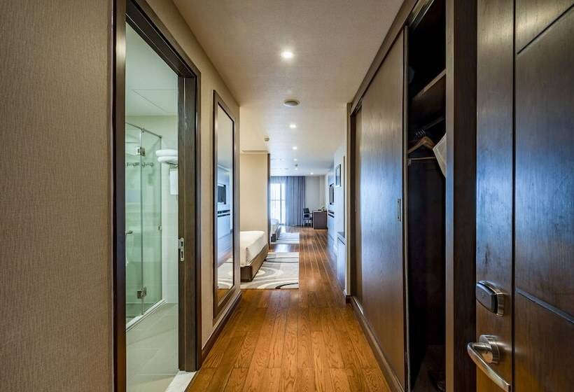 اتاق خانوادگی, The Malibu