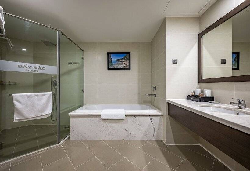 اتاق خانوادگی, The Malibu