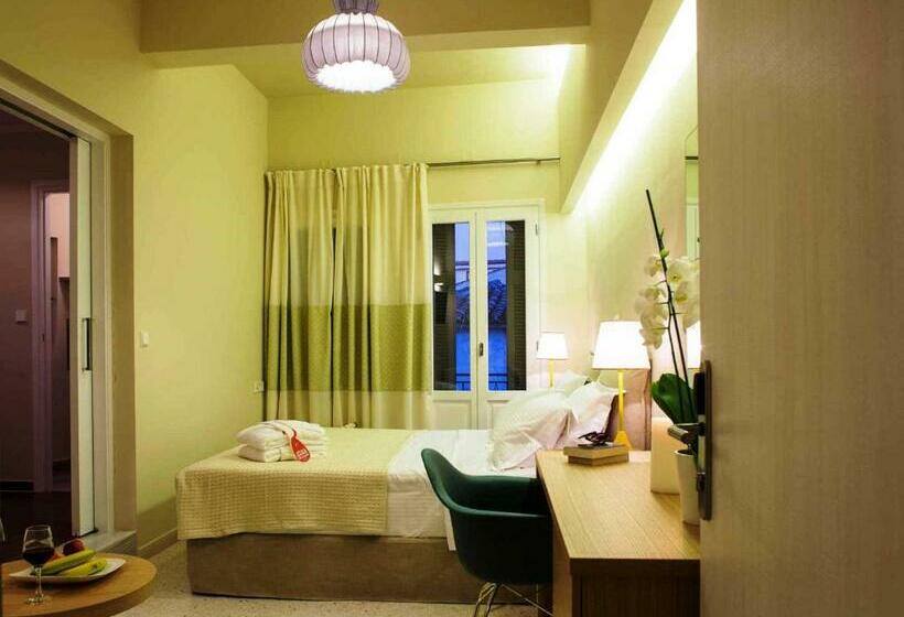 חדר דלוקס לשלושה, Athena