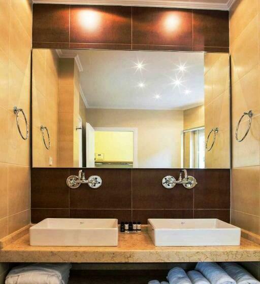 חדר דלוקס לשלושה, Athena