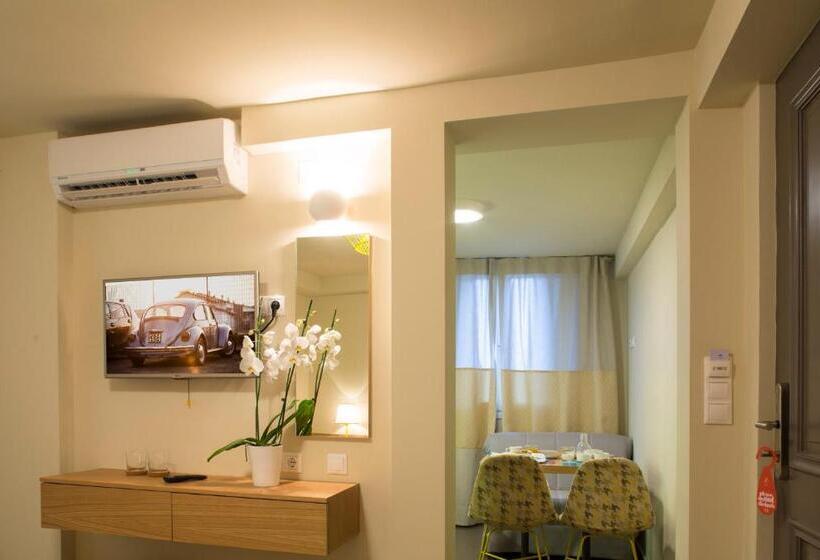 חדר דלוקס לשלושה, Athena