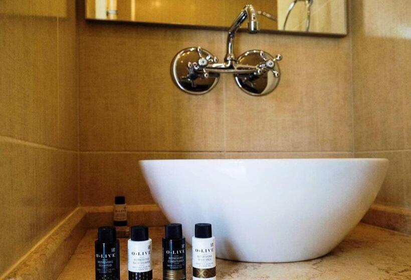 חדר סופריור, Athena