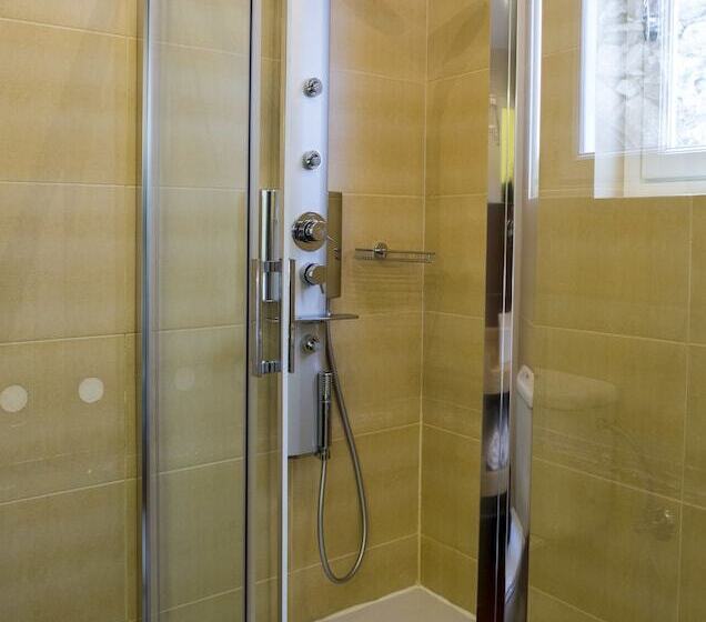 חדר דלוקס לשלושה, Athena