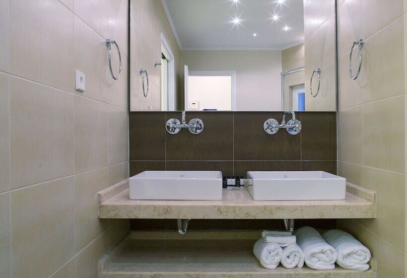 חדר דלוקס לשלושה, Athena