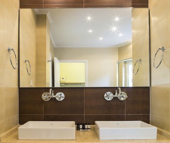 חדר דלוקס לשלושה, Athena