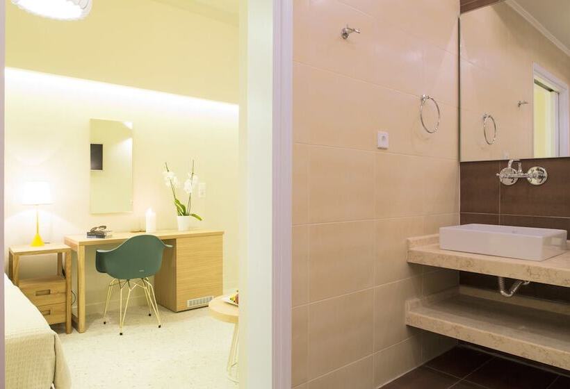 חדר דלוקס לשלושה, Athena