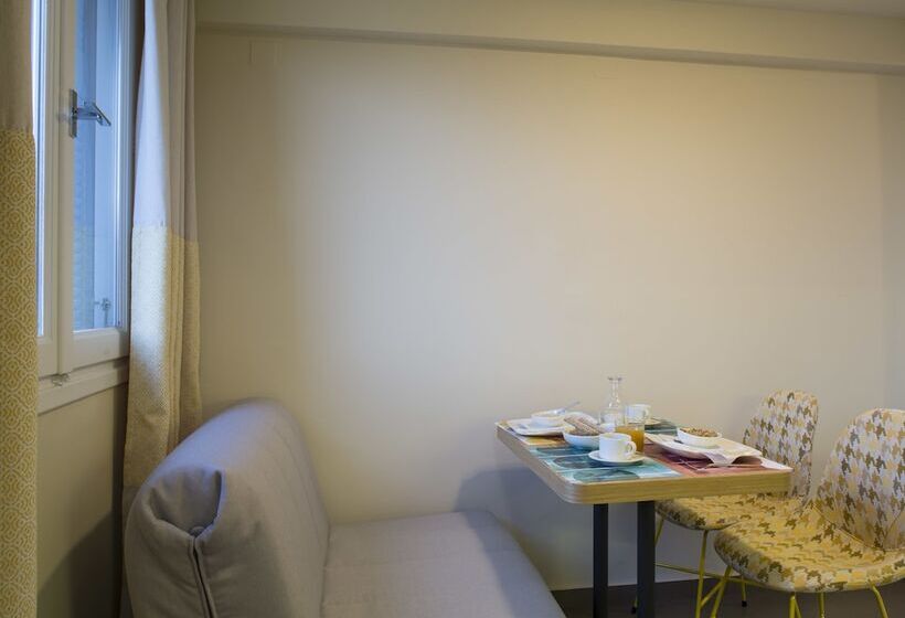 חדר דלוקס לשלושה, Athena