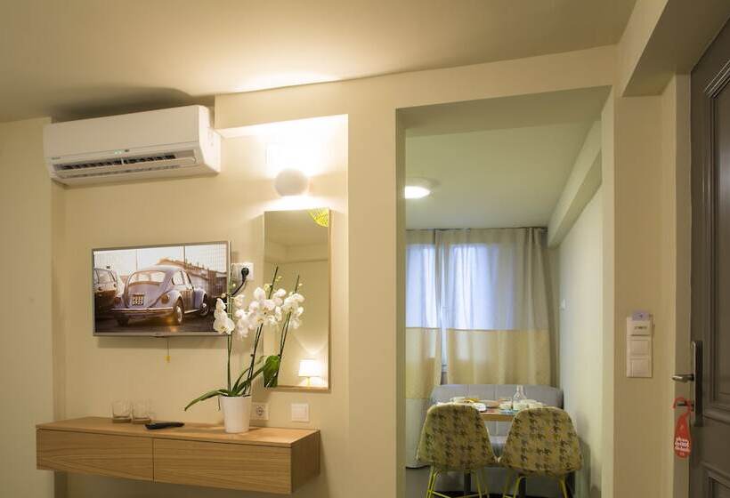 חדר דלוקס לשלושה, Athena