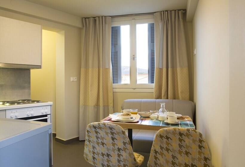 חדר דלוקס לשלושה, Athena