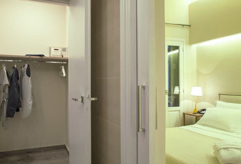 חדר דלוקס לשלושה, Athena