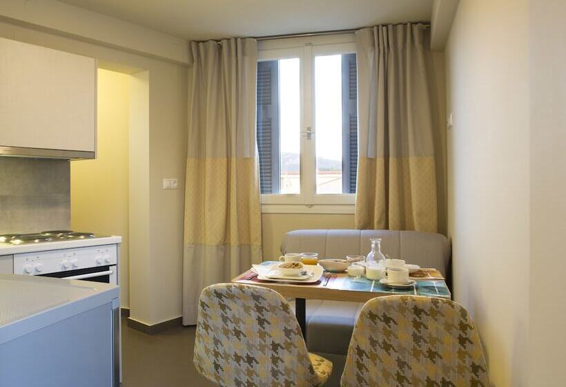 חדר דלוקס לשלושה, Athena