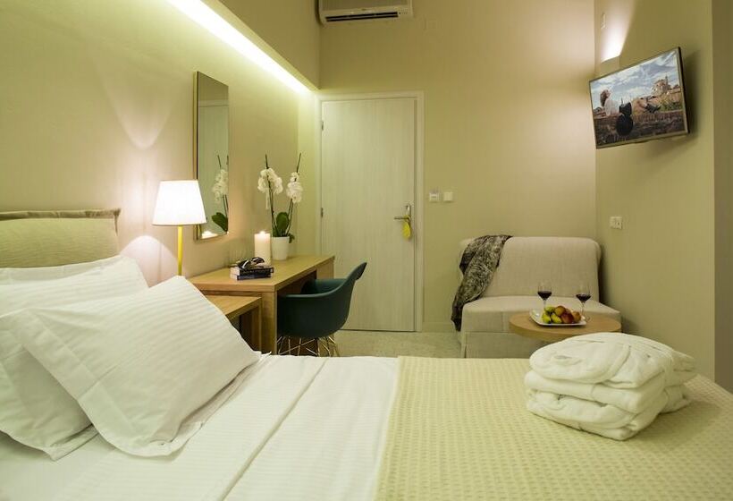 חדר דלוקס לשלושה, Athena