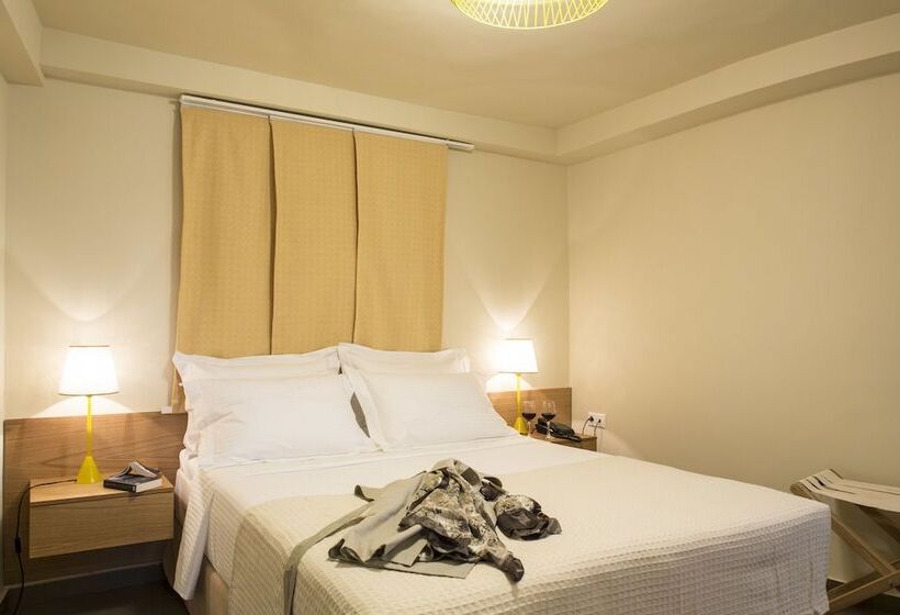 חדר דלוקס לשלושה, Athena