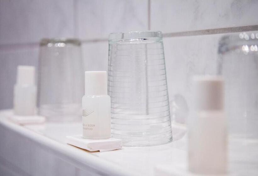 标准三人间, Atlantis