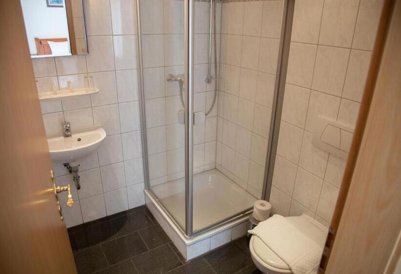 标准三人间, Atlantis