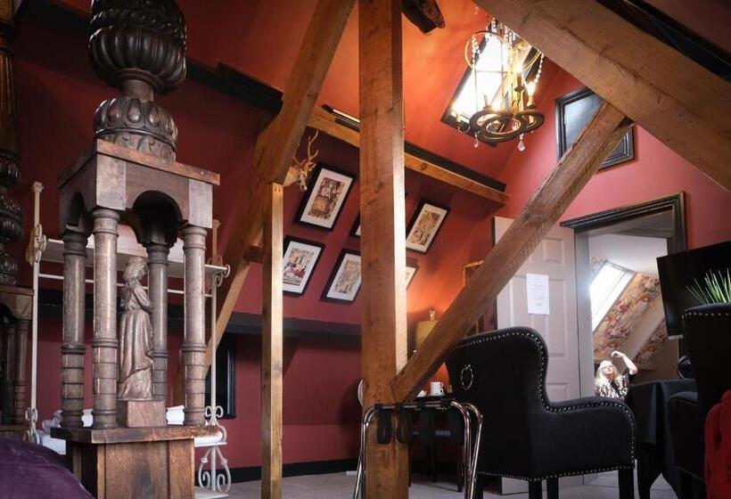 غرفة دور أخير, Brockley Hall