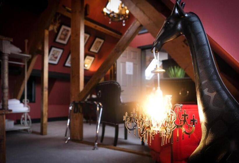 غرفة دور أخير, Brockley Hall