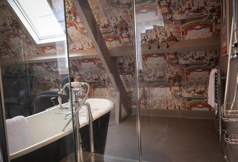 غرفة دور أخير, Brockley Hall