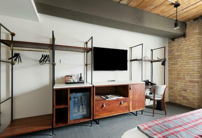 חדר סטנדרט, Hewing