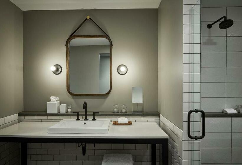 חדר סטנדרט, Hewing