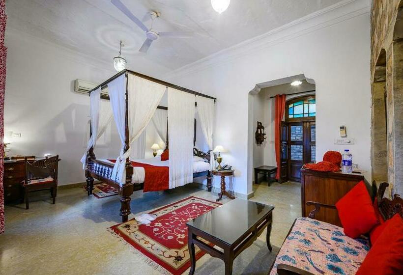 Quarto Estandar, Neemrana S  Deo Bagh