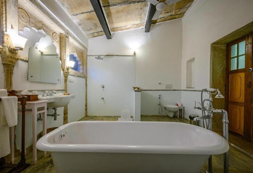 Quarto Real, Neemrana S  Deo Bagh