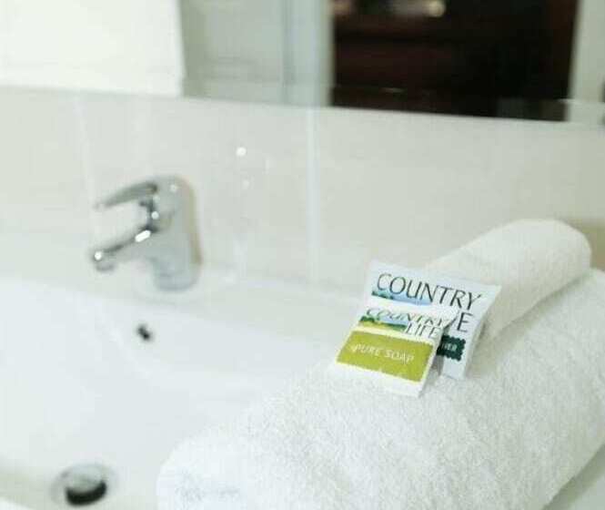 اتاق خانوادگی, Amber Lodge Motel