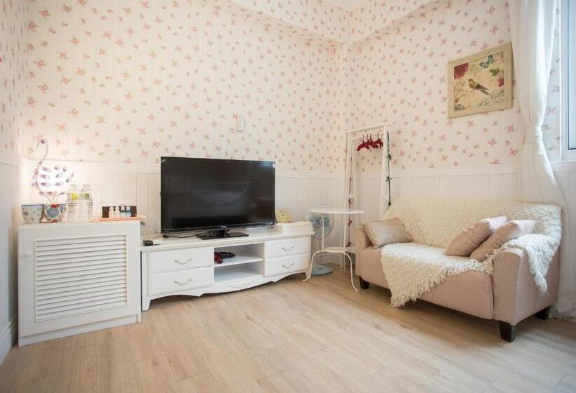 اتاق استاندارد چهار تخته, Antlers Guest House