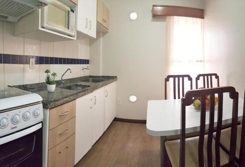 غرفة عائلية, Bomar Residence