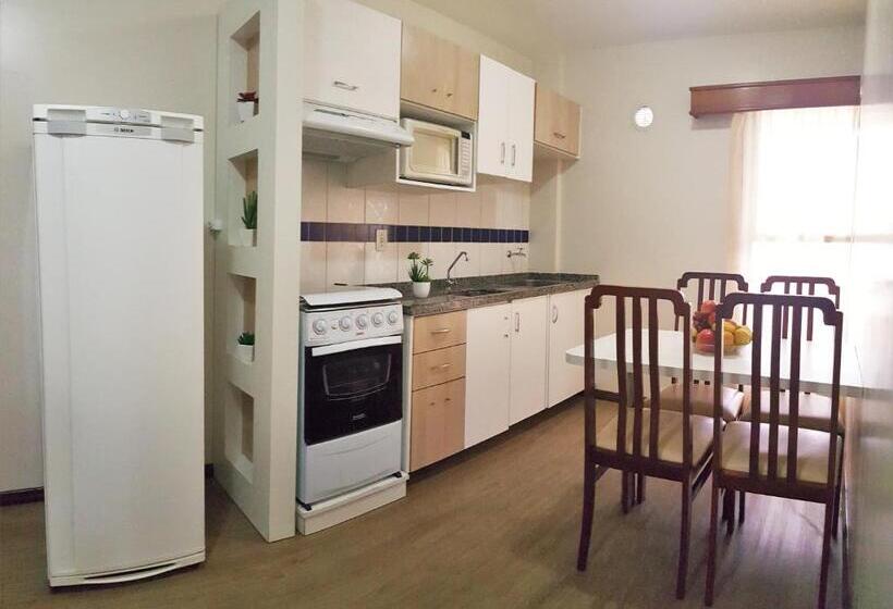 غرفة عائلية, Bomar Residence