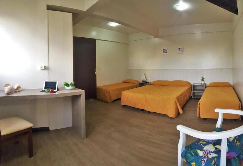 غرفة عائلية, Bomar Residence