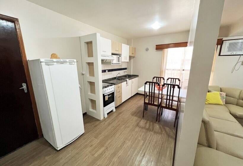 شقة غرفة واحدة, Bomar Residence