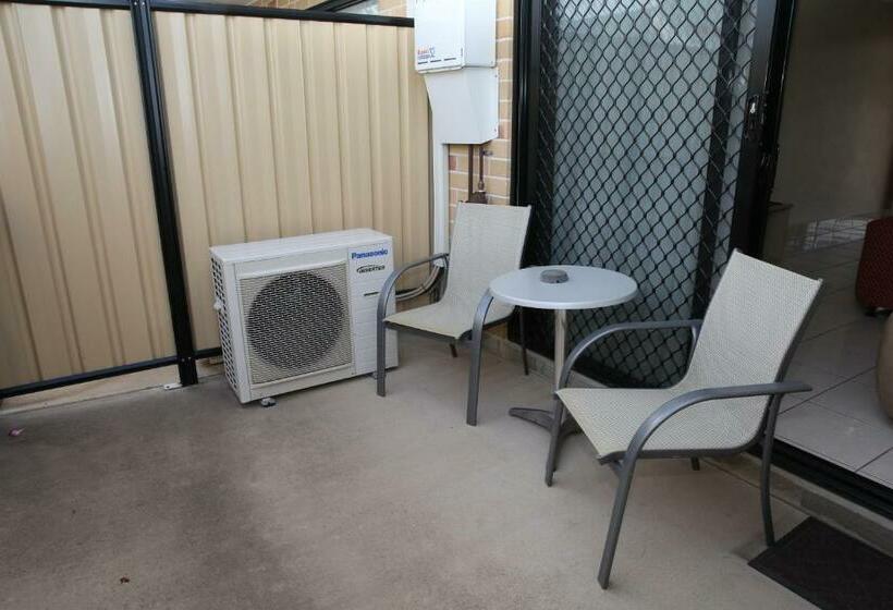 패밀리 룸, Emerald Central Palms Motel