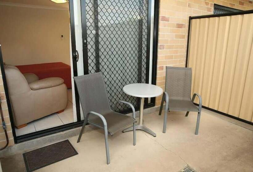 اتاق اجرایی با تخت بزرگ, Emerald Central Palms Motel