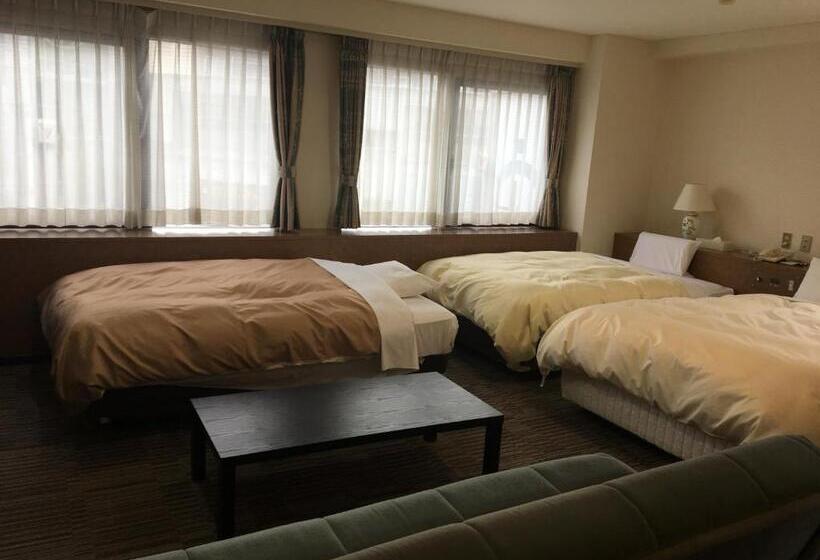 חדר משפחתי, Crown Hills Matsuyama