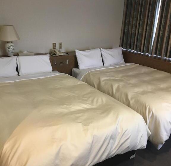 חדר סטנדרט לארבעה, Crown Hills Matsuyama