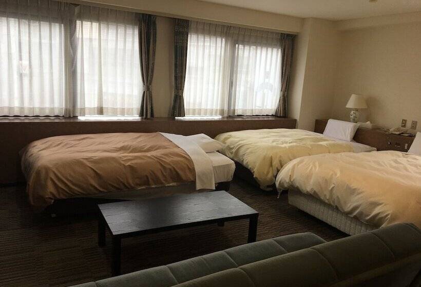 חדר משפחתי, Crown Hills Matsuyama