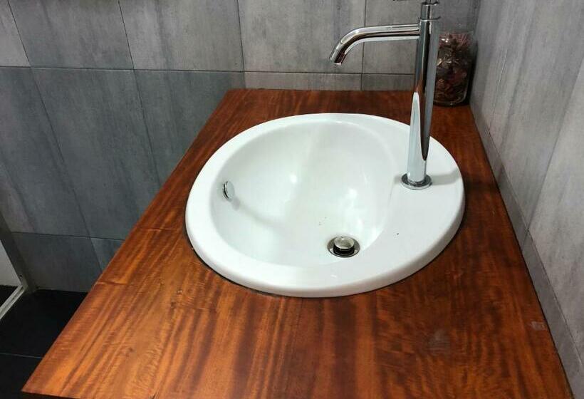 Quarto Deluxe, Pearl House