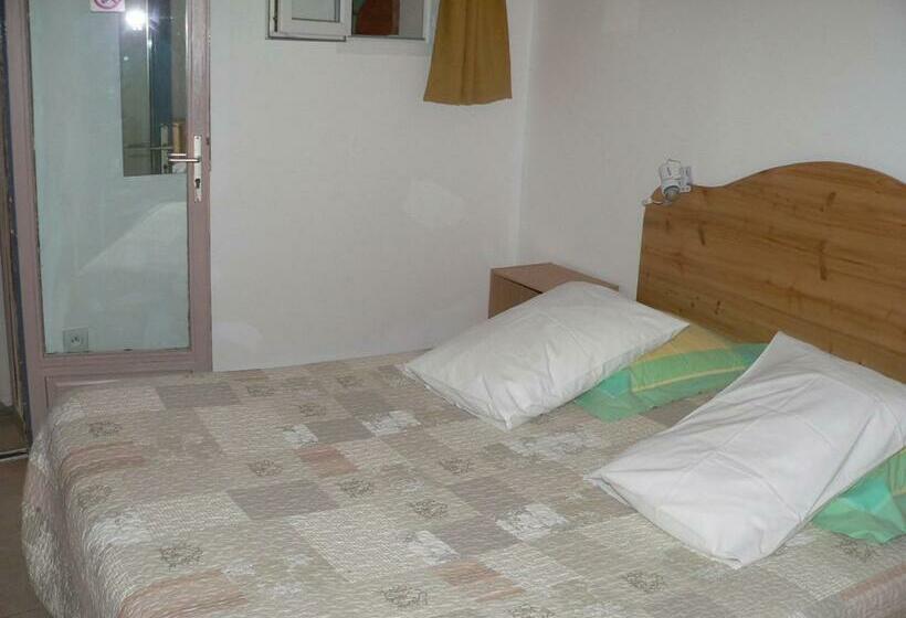 Четырехместный Номер Стандарт Вид на Сад, Chambres D Hôtes Chez Cécile à Lagnes