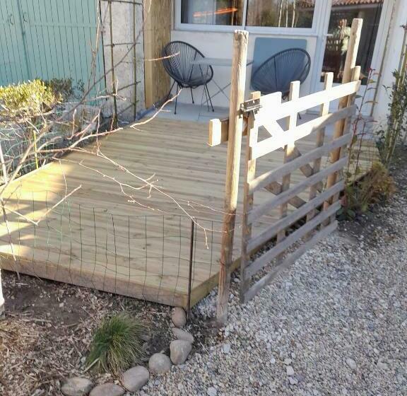 غرفة عائلية مطلّة علي الحديقة, Chambres D Hôtes Chez Cécile à Lagnes