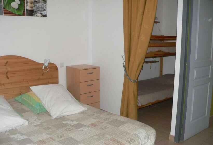 غرفة قياسية رباعية مطلة على الحديقة, Chambres D Hôtes Chez Cécile à Lagnes