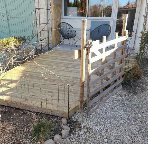 غرفة عائلية مطلّة علي الحديقة, Chambres D Hôtes Chez Cécile à Lagnes