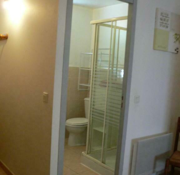 غرفة قياسية رباعية مطلة على الحديقة, Chambres D Hôtes Chez Cécile à Lagnes