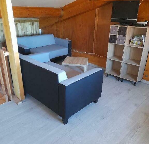 غرفة عائلية مطلّة علي الحديقة, Chambres D Hôtes Chez Cécile à Lagnes