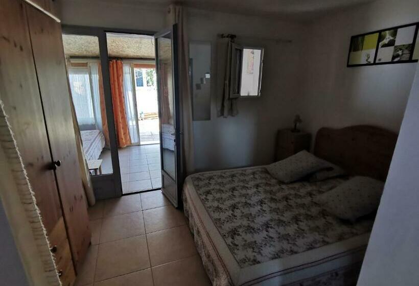 Четырехместный Номер Стандарт Вид на Сад, Chambres D Hôtes Chez Cécile à Lagnes