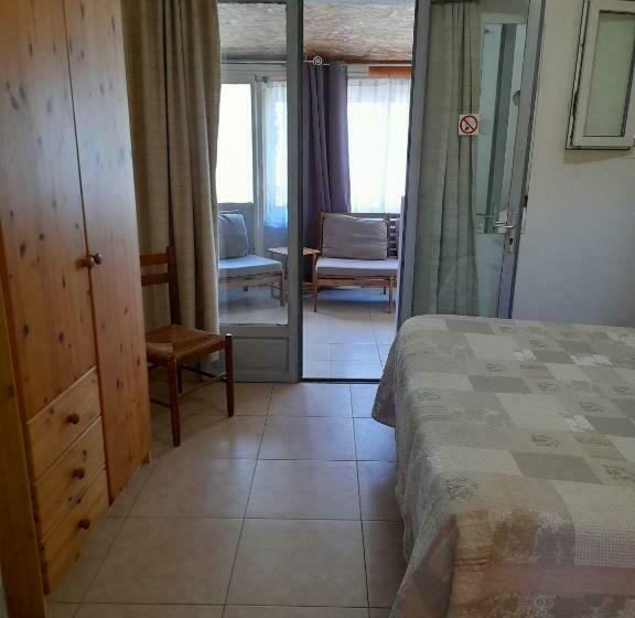 غرفة قياسية رباعية مطلة على الحديقة, Chambres D Hôtes Chez Cécile à Lagnes