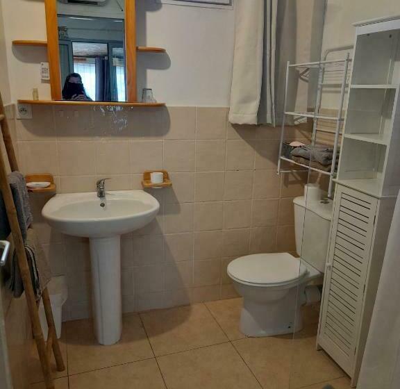Четырехместный Номер Стандарт Вид на Сад, Chambres D Hôtes Chez Cécile à Lagnes