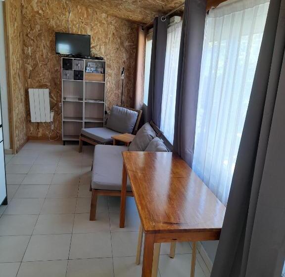 غرفة قياسية رباعية مطلة على الحديقة, Chambres D Hôtes Chez Cécile à Lagnes