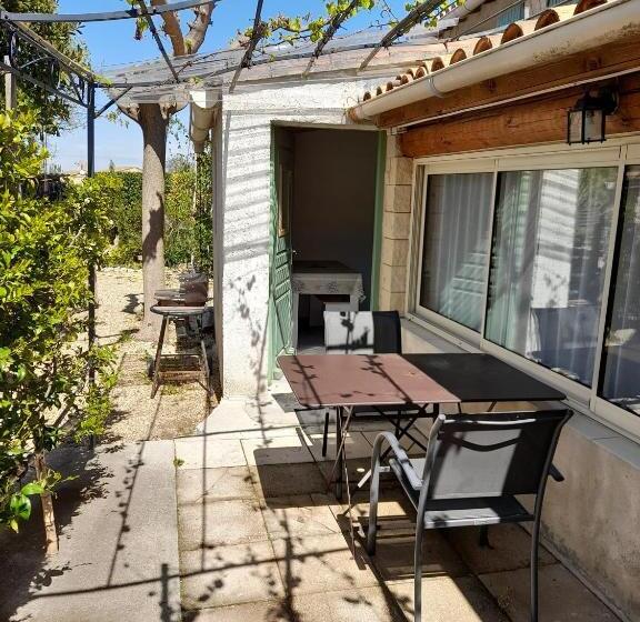 غرفة قياسية رباعية مطلة على الحديقة, Chambres D Hôtes Chez Cécile à Lagnes